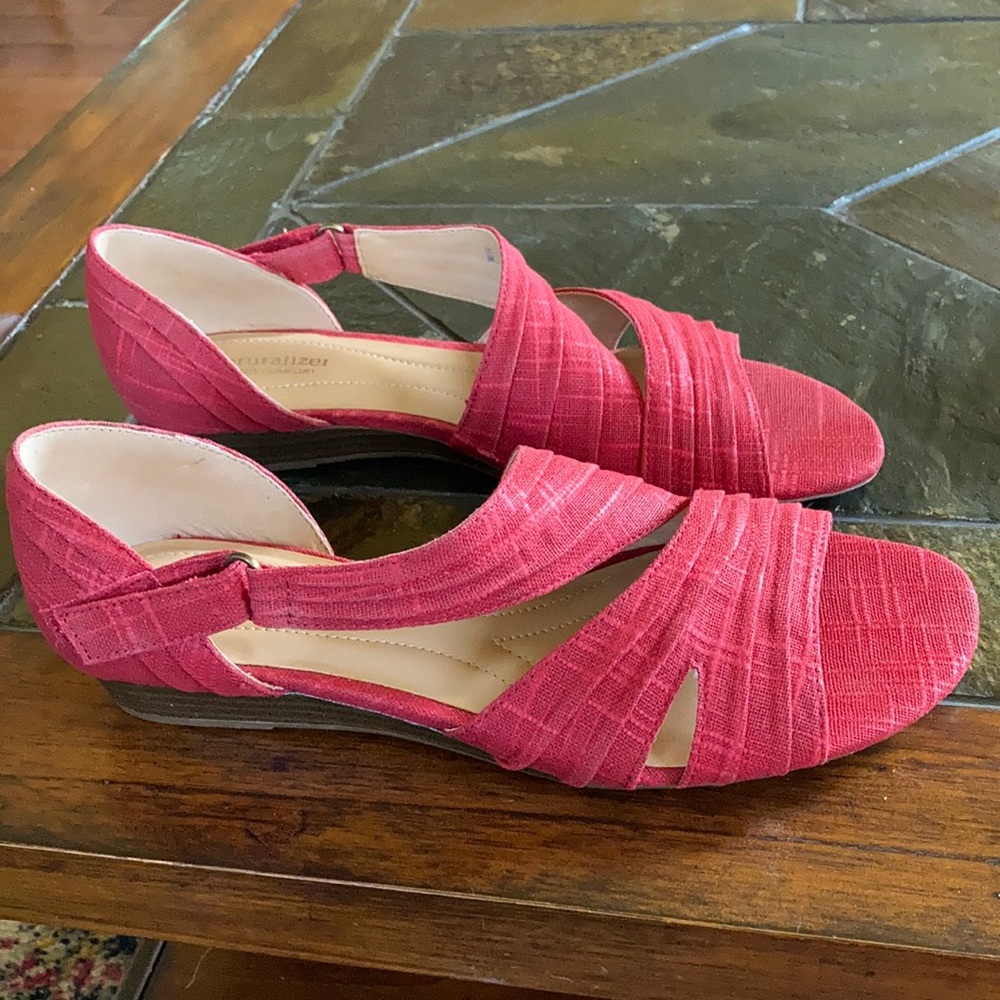 Naturalized peep toe size 9, Red